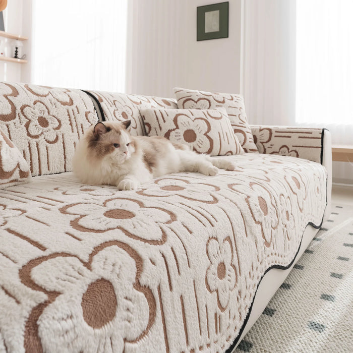 Un chat douillet est couché sur un canapé orné de motifs floraux.