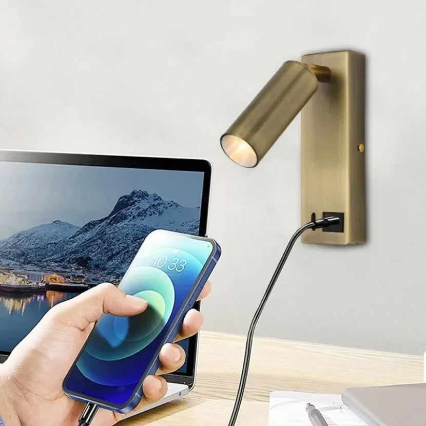 Détail du port USB rotatif et de l'interrupteur de la lampe murale