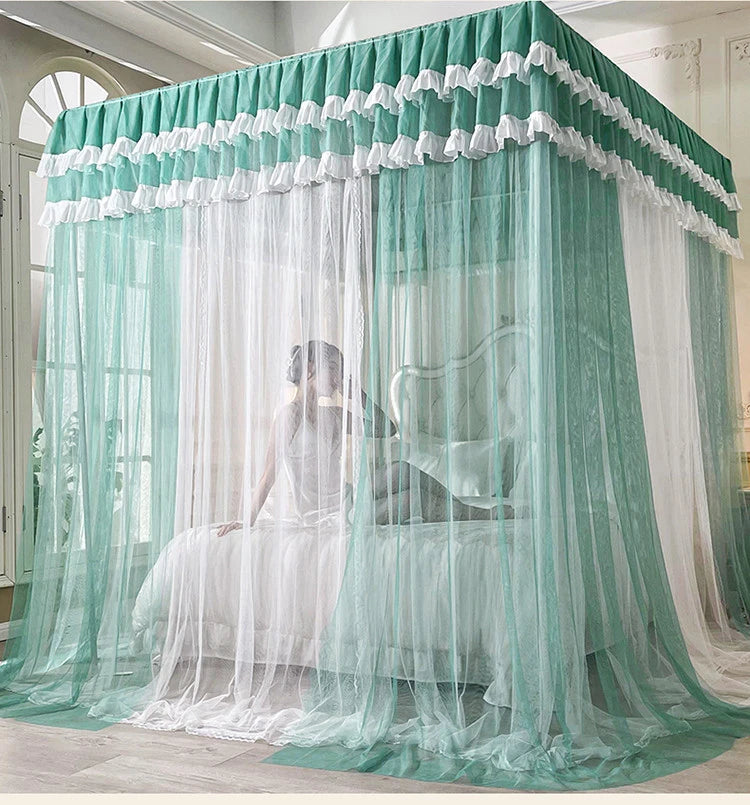Cette image représente un lit avec un magnifique ciel de lit en tulle vert menthe décoré de fleurs blanches, créant une ambiance romantique et élégante.