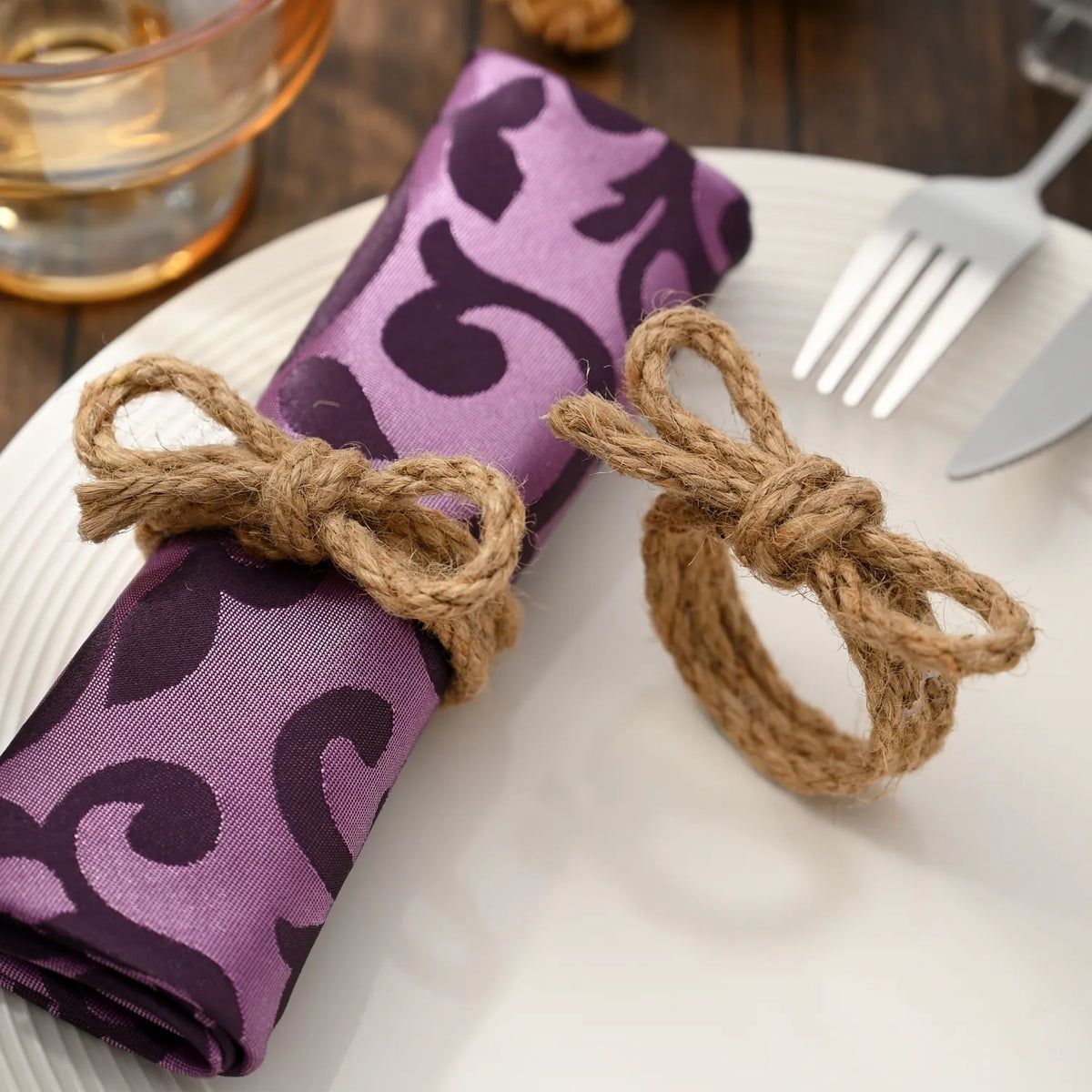 anneaux serviettes marron violet motifs floraux tissu carreaux rustique décoration table jute tressé