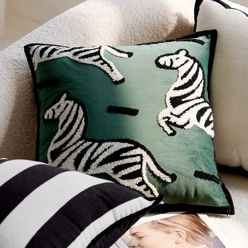 housse coussin brodé chevaux stylisés moderne marron noir blanc 45x45cm polyester adhésif chambre maison