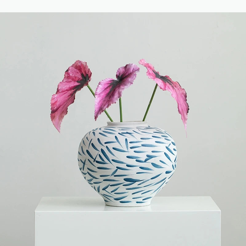 vase moderne blanc bleu rayures taches fleurs artificielles décoration intérieure unique table arrangement floral