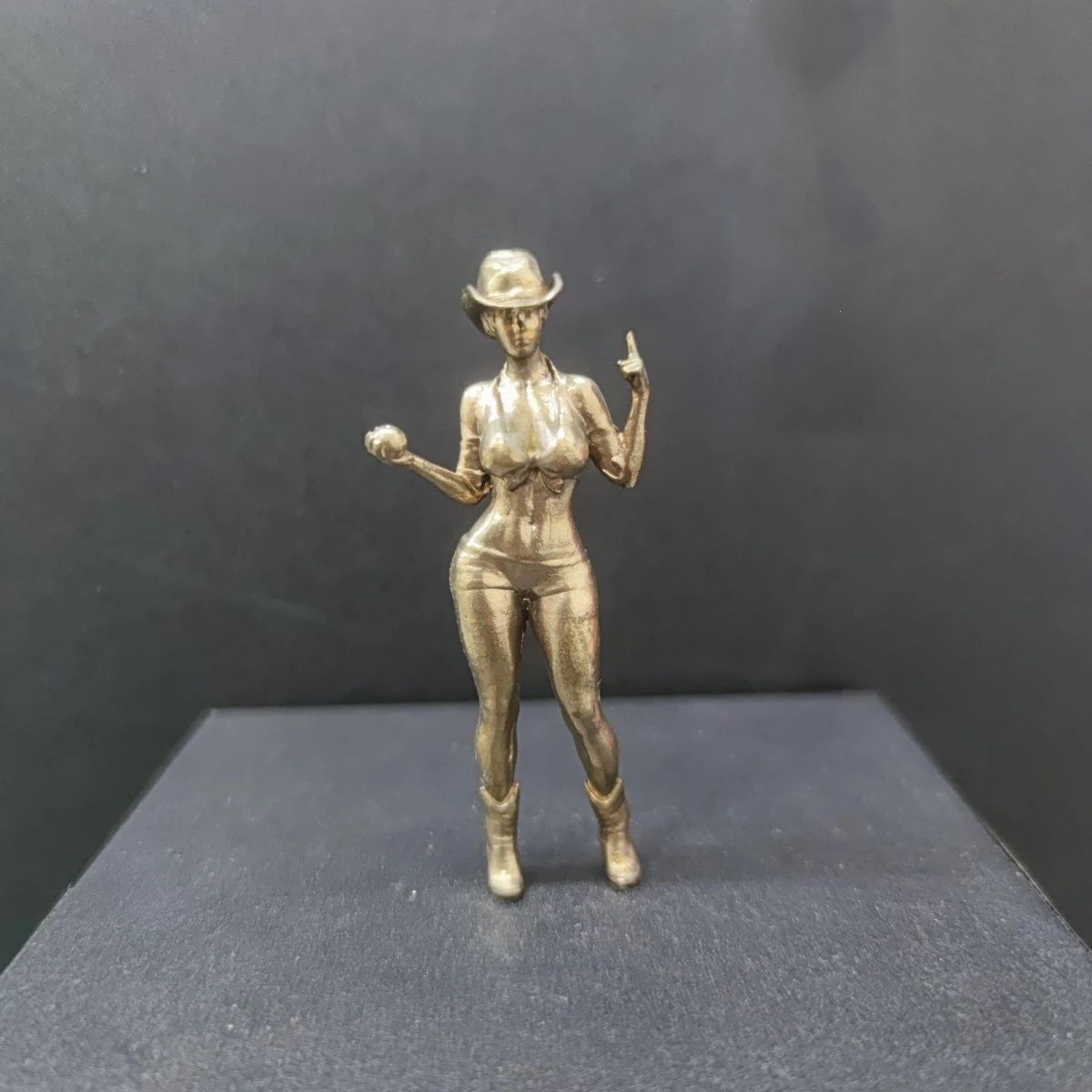 figurine western cowgirl dorée chapeau bottes décoration collection miniature artisanal bronzé