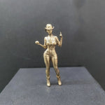 figurine western cowgirl dorée chapeau bottes décoration collection miniature artisanal bronzé