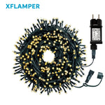 Guirlande lumineuse LED en forme de glaçon illuminant un jardin la nuit