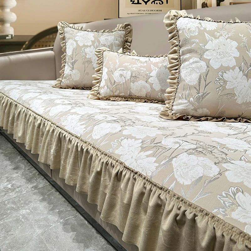 Une chambre à coucher confortable avec des oreillers et une couverture de lit de style vintage ornés de motifs floraux délicats.