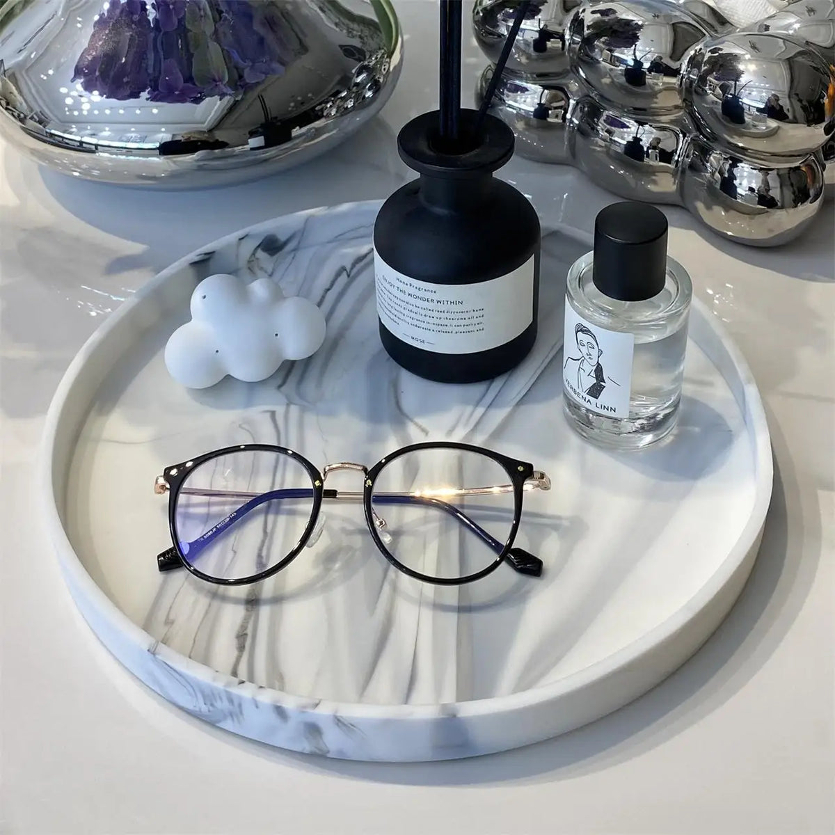 assiettes rondes marbre blanc noir modernes organisateur parfum bougie décoration table basse