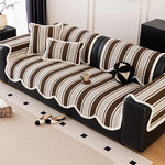 Un canapé élégant aux couleurs neutres et aux rayures géométriques, offrant un confort optimal dans un intérieur moderne et épuré.