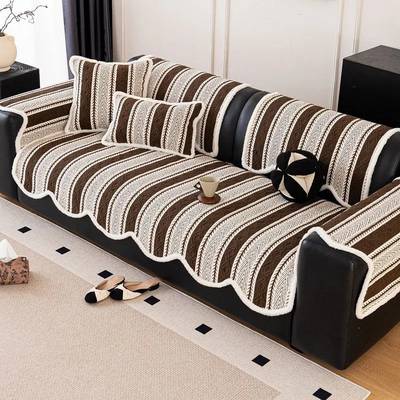 Un canapé élégant aux couleurs neutres et aux rayures géométriques, offrant un confort optimal dans un intérieur moderne et épuré.