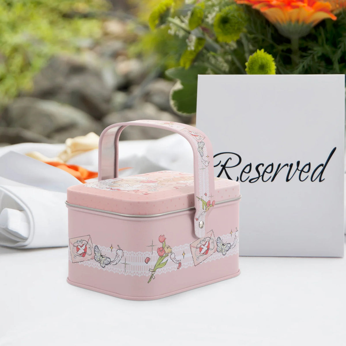 Boîte de rangement compacte sur une étagère de décoration intérieure
