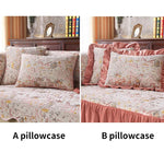 Cette image montre deux taies d'oreiller fleuries, l'une avec un motif floral clair et l'autre avec une bordure rose.