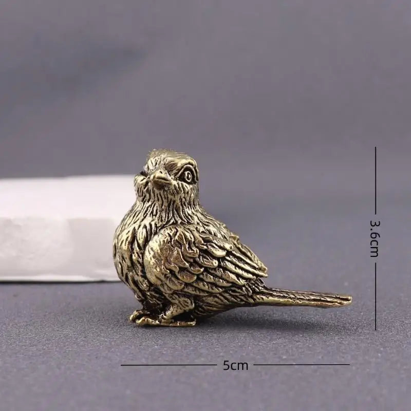 statuette oiseau plumes détaillées texture rugueuse nid d'oiseaux bout tronc arbre rochers mousse ornement