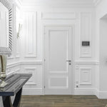 Détail de moulure flexible posée sur mur blanc