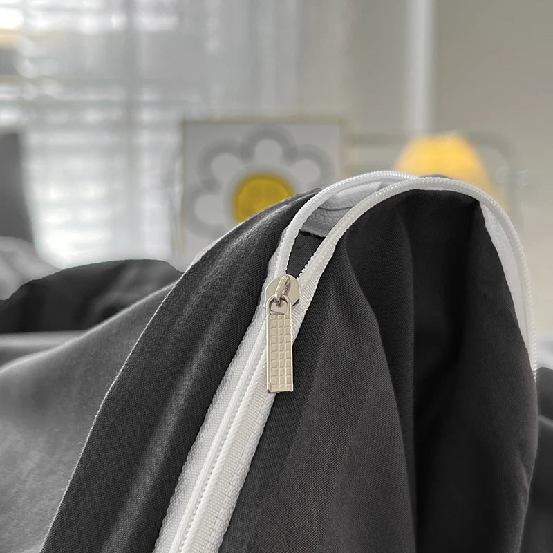 Housse de couette noire pliée sur une étagère
