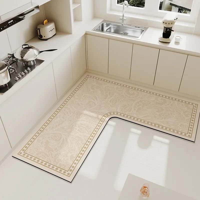 Carrelage de cuisine aux motifs floraux élégants, avec évier, électroménagers et autres accessoires dans une cuisine blanche moderne et épurée.