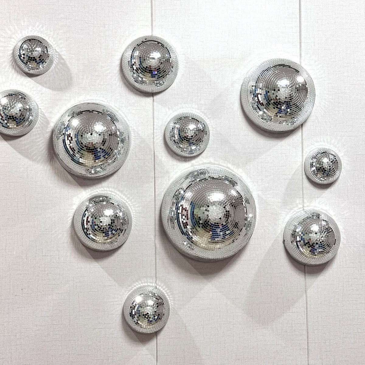 Boule disco murale installée avec rubans adhésifs