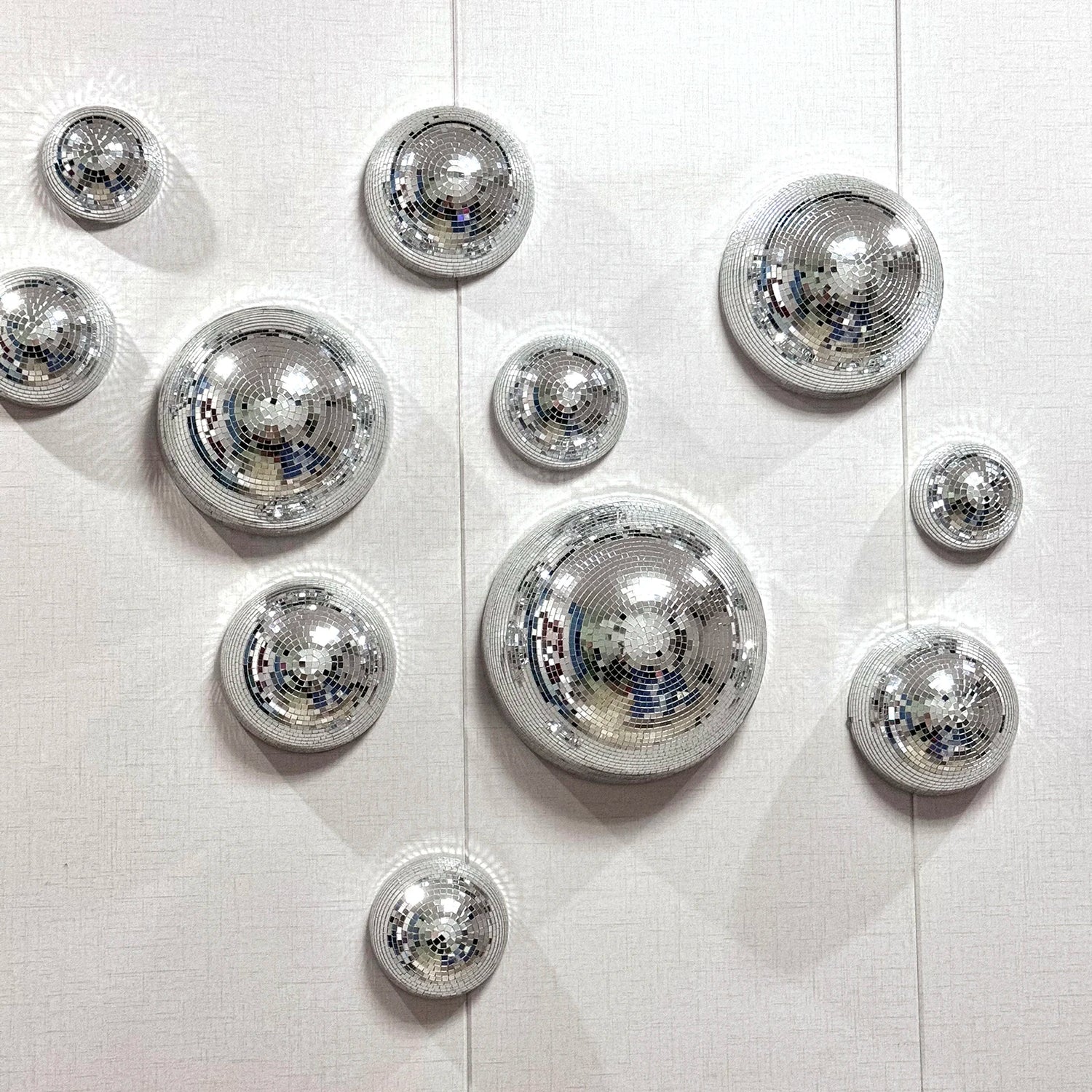 Boule disco murale installée avec rubans adhésifs