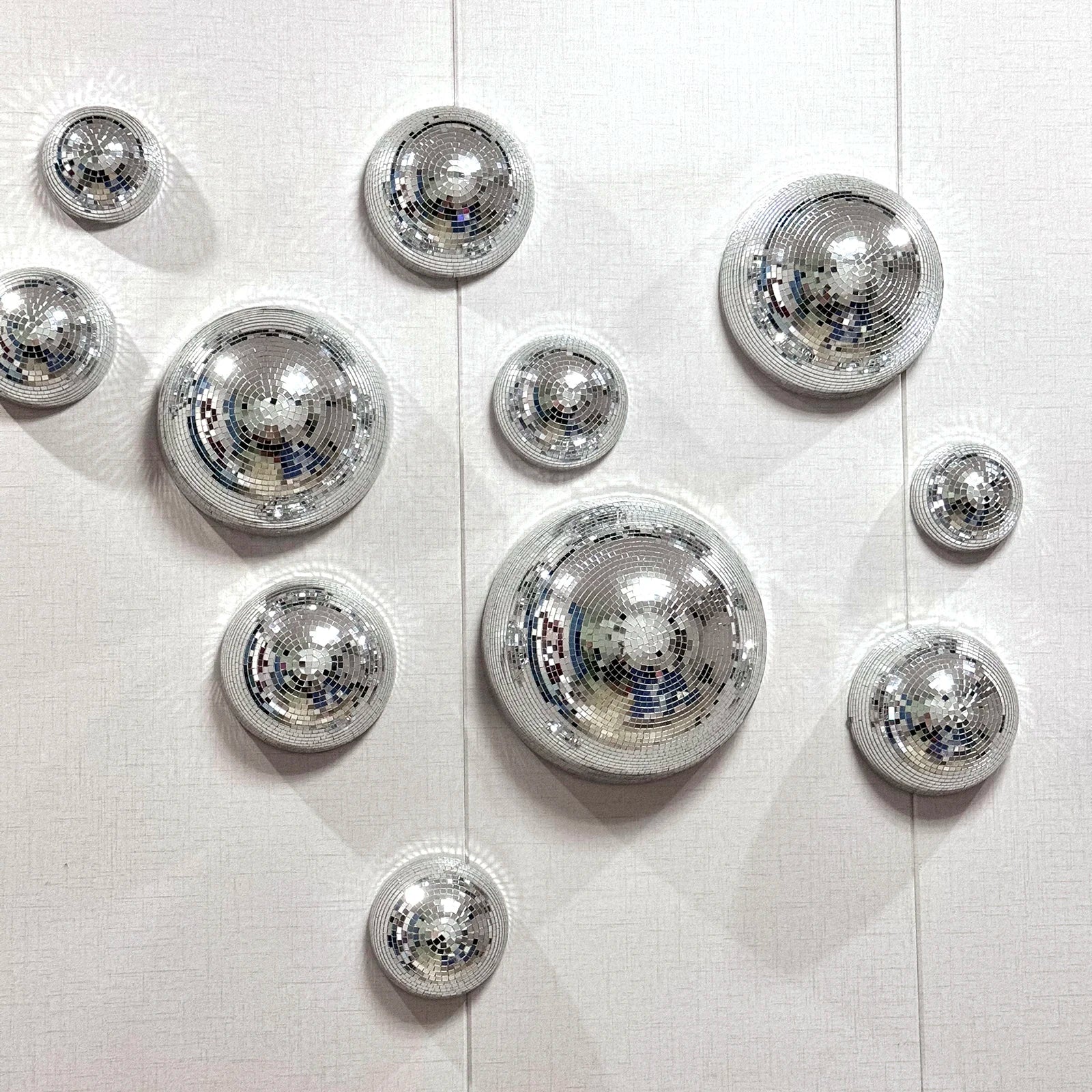 Boule disco murale installée avec rubans adhésifs