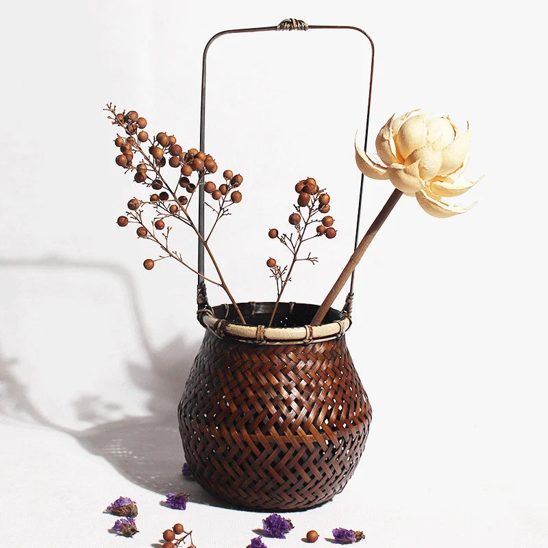 panier osier tressé artisanal vintage rustique marron clair fleur blanche branches séchées baies marron
