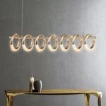 lampe suspendue dorée contemporaine effet miroir chaînes brillance éléganteintérieur salon cuisine doré