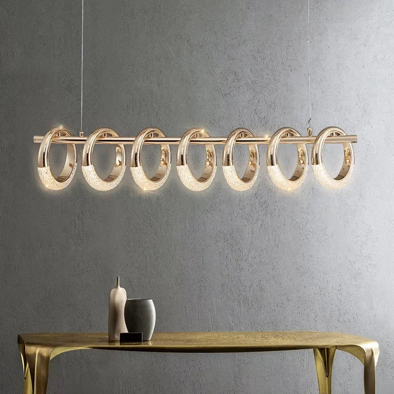 lampe suspendue dorée contemporaine effet miroir chaînes brillance éléganteintérieur salon cuisine doré