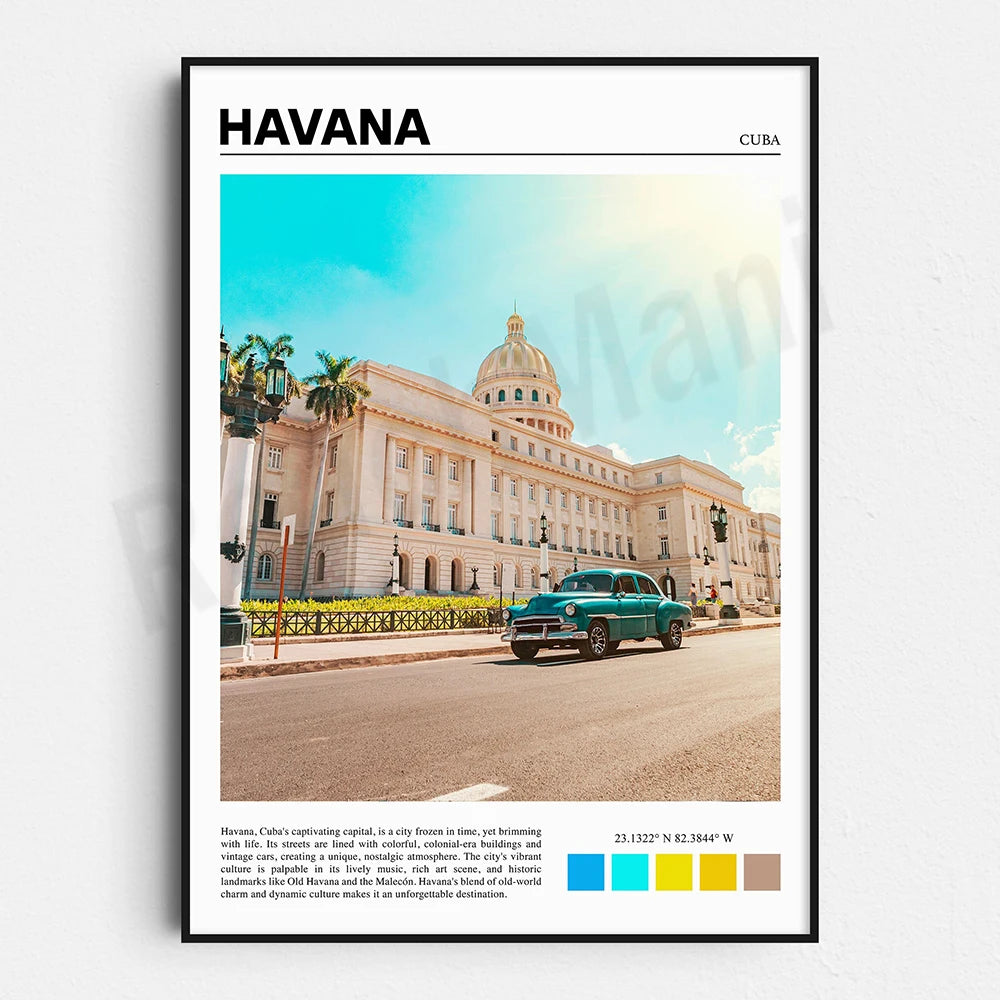 Image d'un bâtiment coloré avec une coupole et une vieille voiture bleu turquoise dans une rue de La Havane, la capitale de Cuba, une destination touristique unique connue pour son architecture coloniale et son ambiance vibrante.