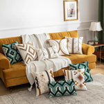 Un canapé doré moelleux avec de confortables coussins décoratifs aux motifs ethniques crée une ambiance chaleureuse et invitante dans cette pièce.