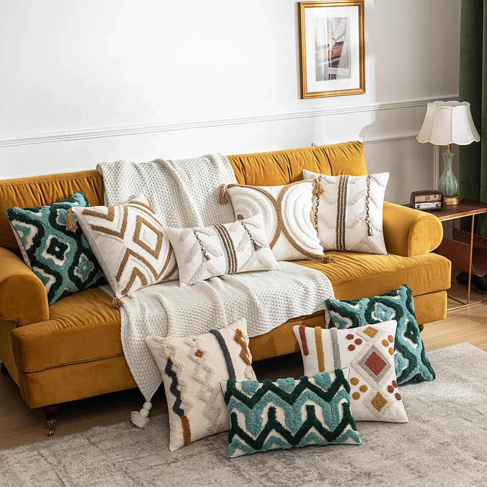 Un canapé doré moelleux avec de confortables coussins décoratifs aux motifs ethniques crée une ambiance chaleureuse et invitante dans cette pièce.