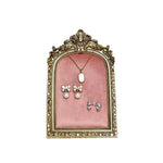 présentoir bijoux classique or rouge rose colliers boucles d'oreilles bracelets mannequin velours baroque vintage