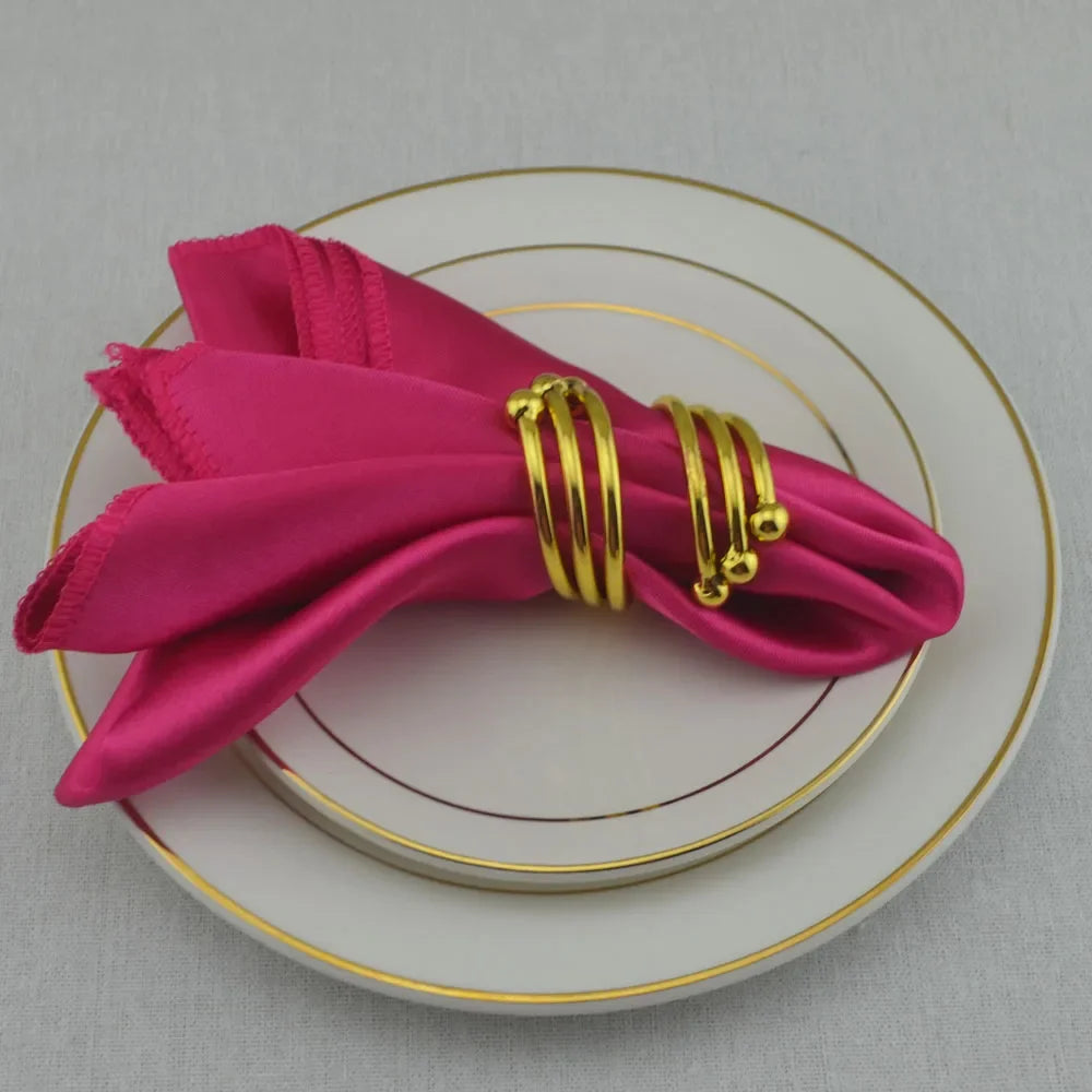 serviette table satin anneau doré mariage décoration table repas classique