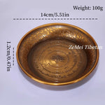 assiettes decoratives ornementales emailees motifs floraux geometriques opalescentes artisanat traditionnel bouddhiste
