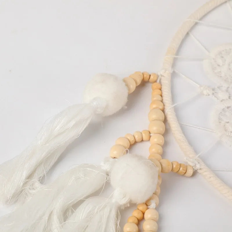 attrape rêves boho chic blanc beige dentelle pompons cordon textile tissu décoration chambre