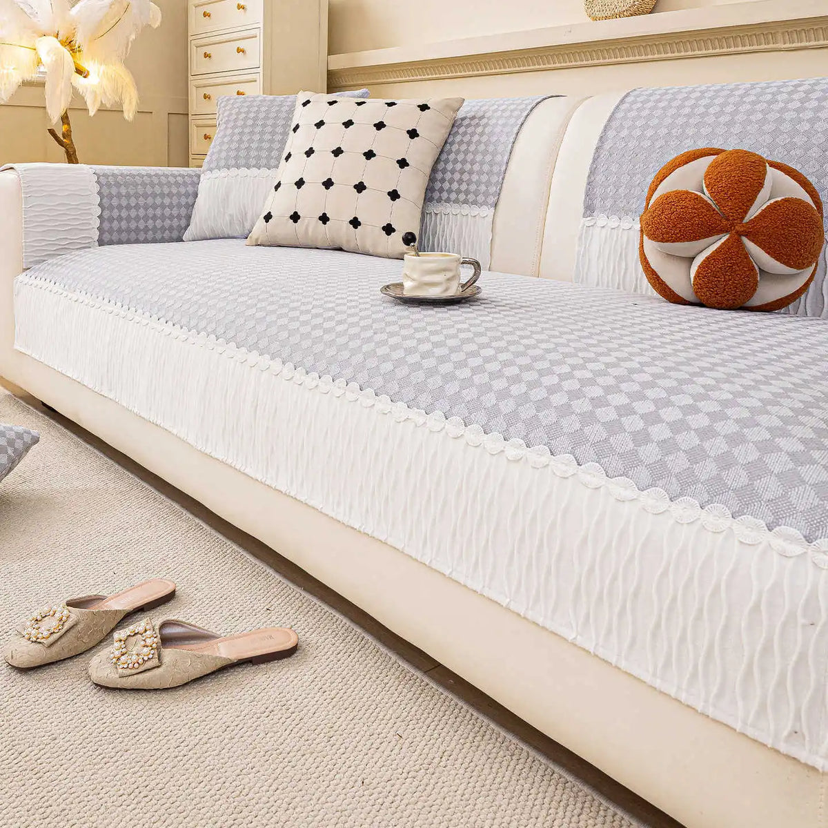 Un confortable canapé conçu avec des motifs géométriques élégants et des accents de couleurs chaudes pour créer une atmosphère chaleureuse et relaxante dans la pièce.