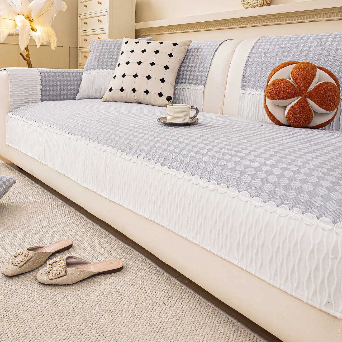 Un confortable canapé conçu avec des motifs géométriques élégants et des accents de couleurs chaudes pour créer une atmosphère chaleureuse et relaxante dans la pièce.