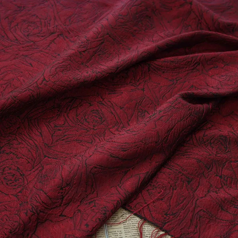 tissu polyester brodé roses rouge grande fleur résistant couture opacité jacquard fil teint respectueux
