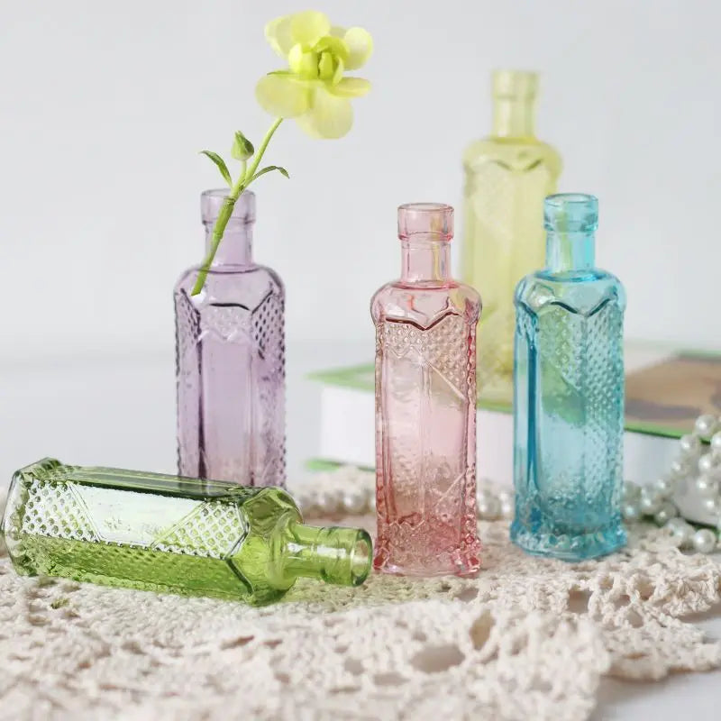 bouteilles verre vintage fleurs artificielles couleur vert bleu rose violet texture géométrique decoration maison