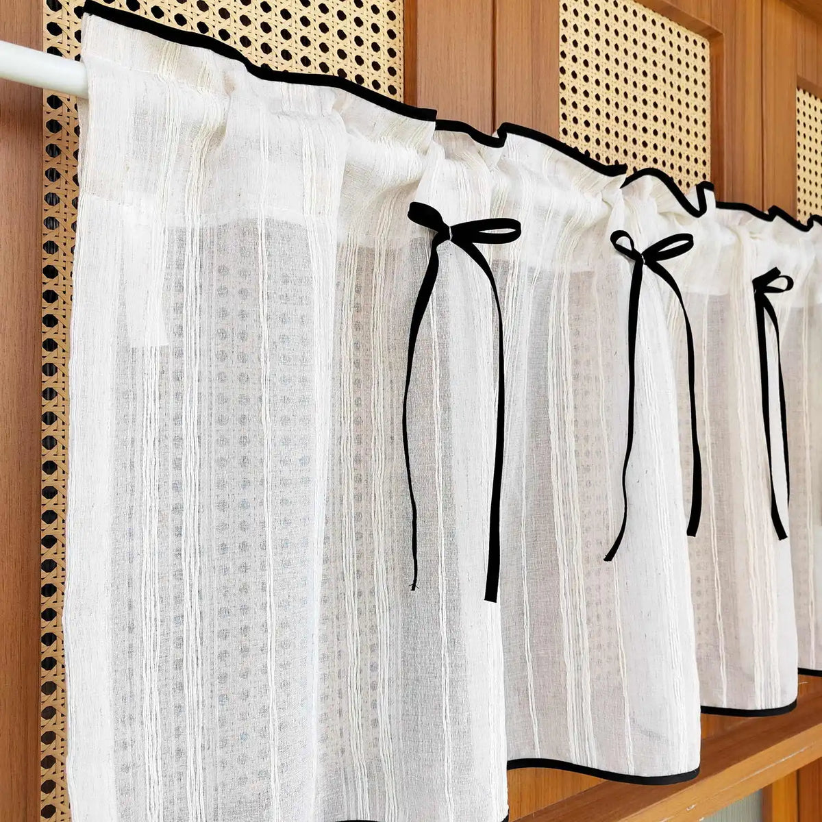 rideau transparent rustique tissu texturé blanc bord noir valance courte fenetre cuisine