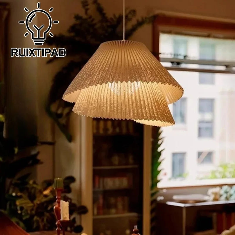 lampe suspendue moderne salle bain salon beige clair rayures fines plissées câble noir adjustable