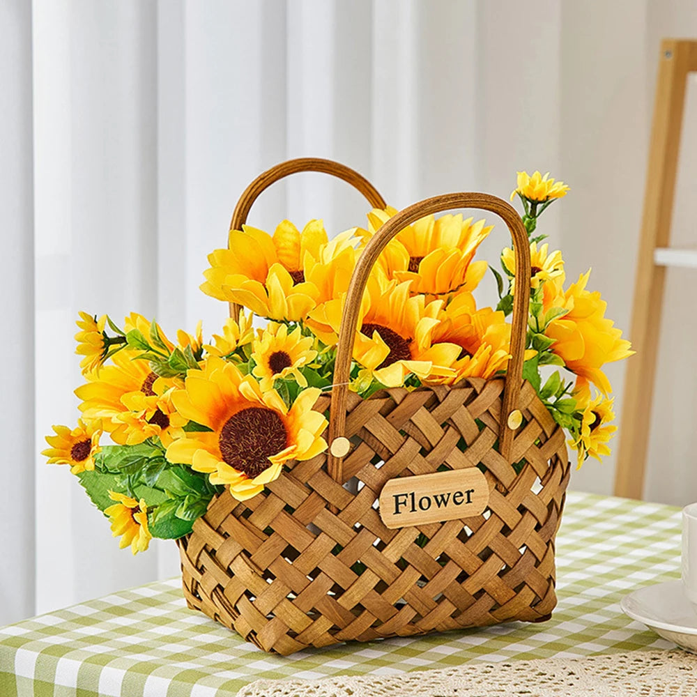 Panier en osier noir avec plante verte dans un salon
