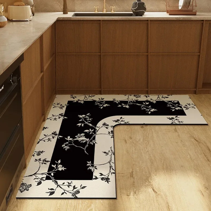Tapis de sol de cuisine en bois et motifs de branches dans des tons neutres, créant une atmosphère chaleureuse et élégante dans cette cuisine.