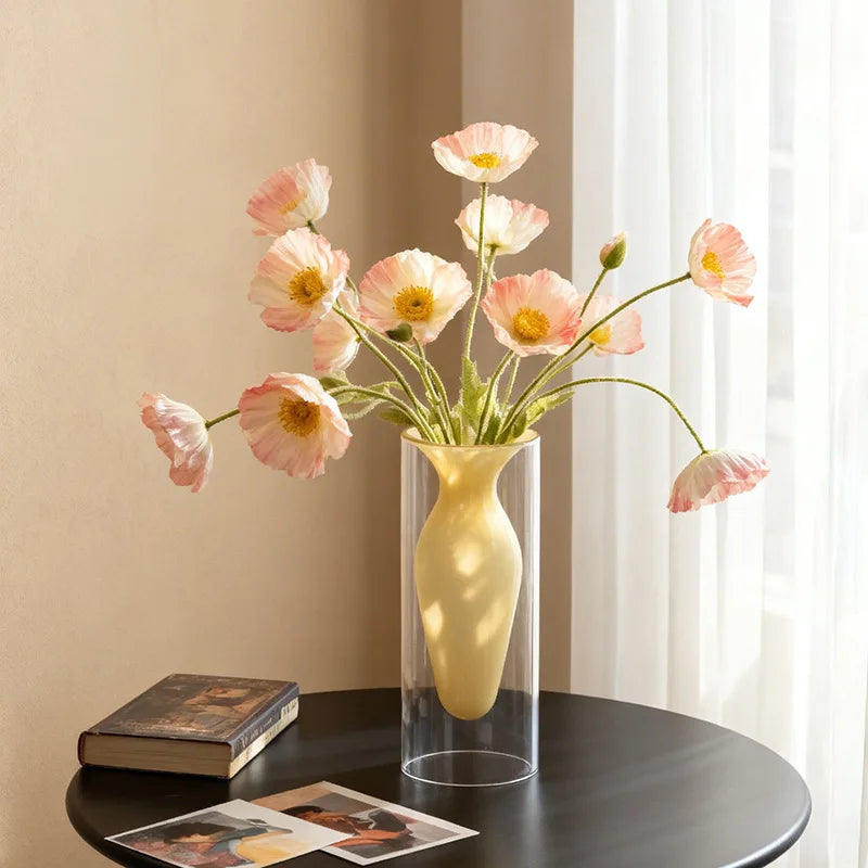 vase transparent goutte forme table arrangement floral rouge jaune vert pâle decoration intérieur