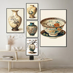 Belles pièces en céramique japonaise décorées de motifs floraux et paysagers.