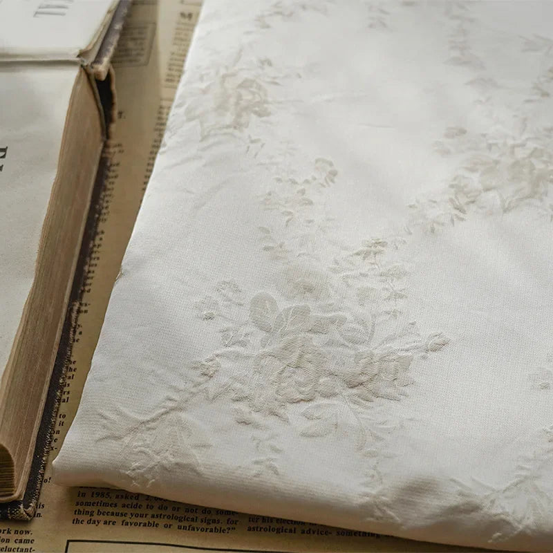 tissu blanc cassé fleurs relief polyester semi transparent classique vintage bricolage 160cm