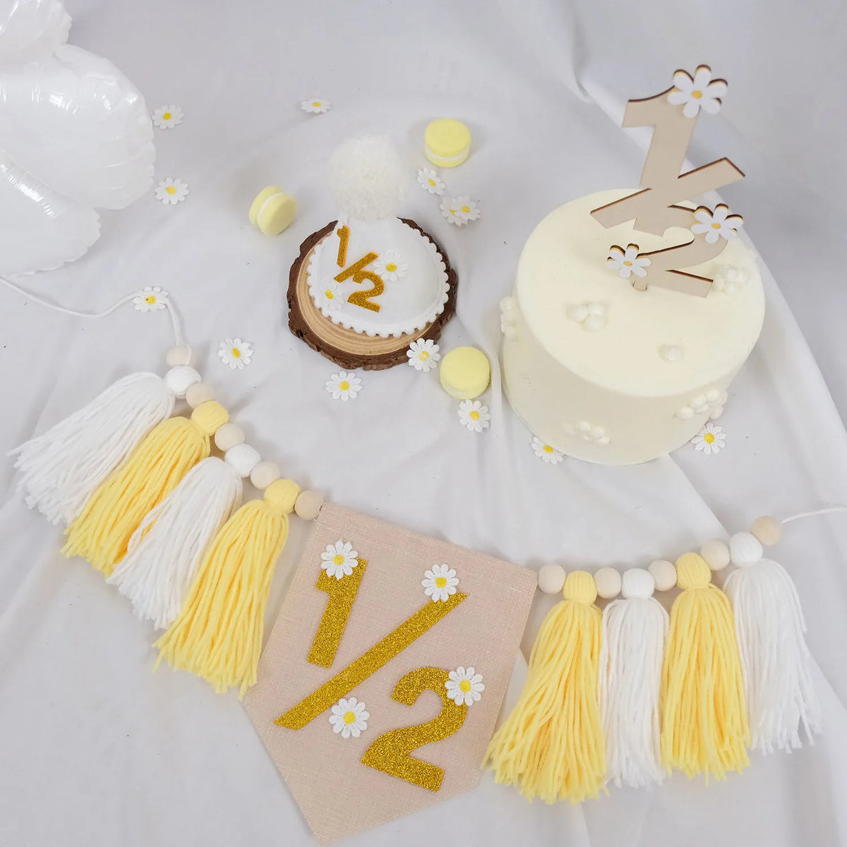 décoration anniversaire bannière chapeau conique fleurs blanches pompons gâteau floral trousseau boisclair