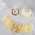 décoration anniversaire bannière chapeau conique fleurs blanches pompons gâteau floral trousseau boisclair