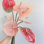 décoration intérieure fleurs artificielles rose verte blanches modernes minimalistes chambre fête