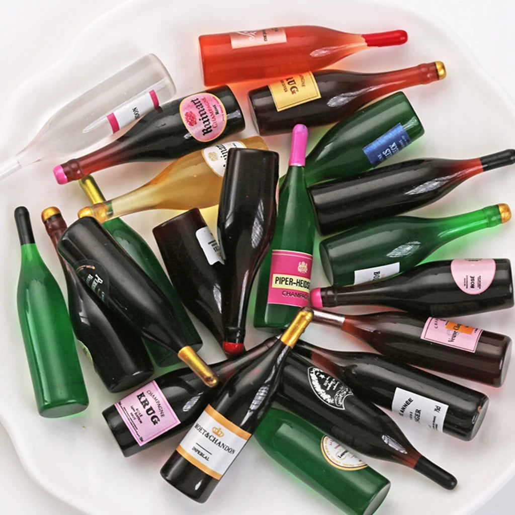 accessoires poupées miniatures bouteilles champagne étiquettes bouchons dorés vert noir rouge blanc