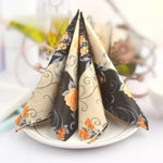 Napperons en papier empilés présentant le design fleuri