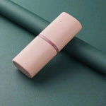tasse pliable moderne brosse dents crème dentifrice blanc rose bleu gris texture goutte'eau
