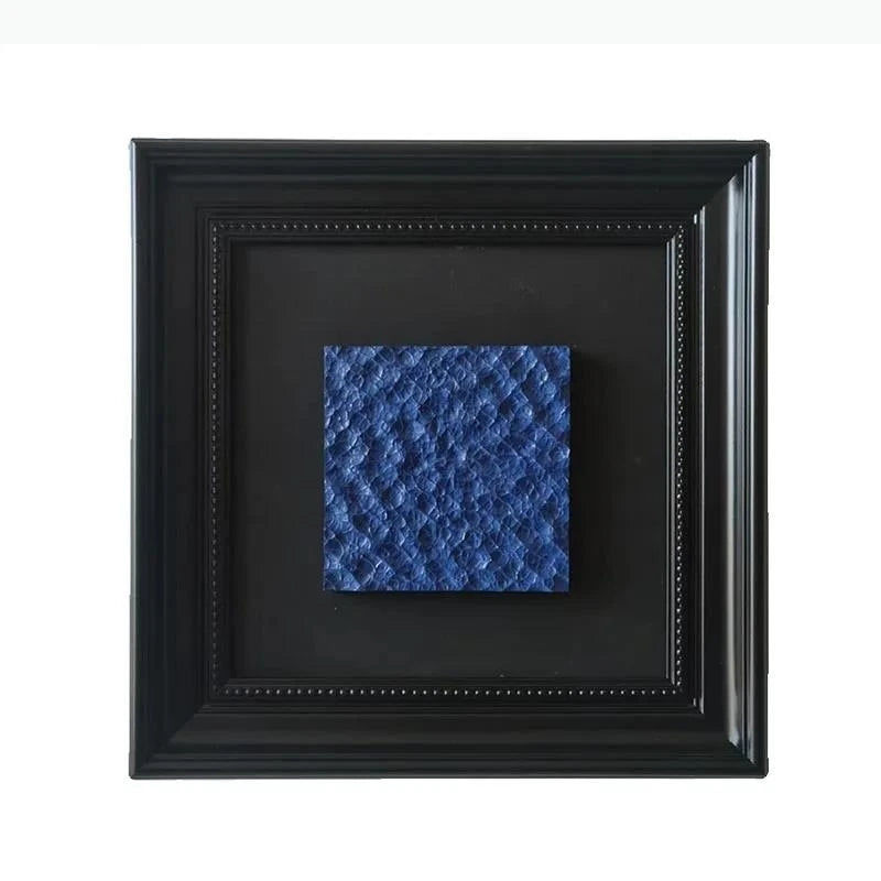 tapisserie murale moderne bleue texture granulée cadre noir salon décoration ornement fond vague